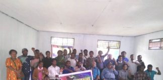 Anggota DPR Papua, John Wilil dan Timotius Wakur, saat foto bersama dengan para mahasiswa usai pertemuan di Asrama Liboran, kelurahan Hedam-Kota Jayapura