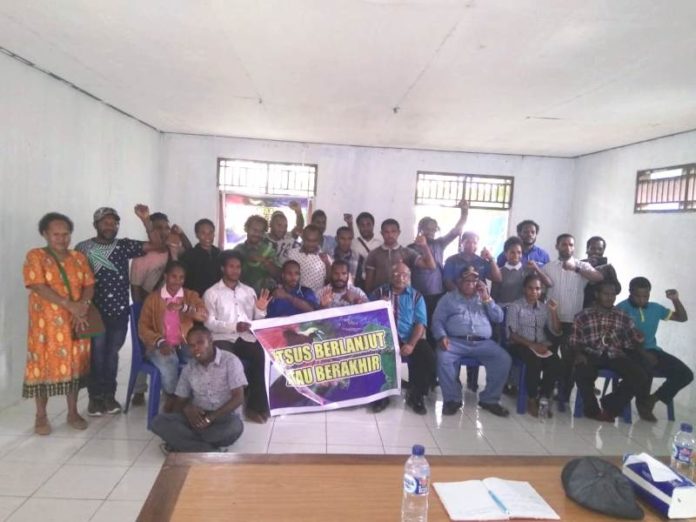 Anggota DPR Papua, John Wilil dan Timotius Wakur, saat foto bersama dengan para mahasiswa usai pertemuan di Asrama Liboran, kelurahan Hedam-Kota Jayapura