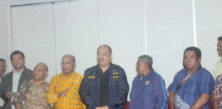 Caption: Pengurus Harian DPP Partai Golkar Melchias Markus Mekeng, didampingi Caleg DPR RI Dapil Papua Paskalis Kossay, usai pertemuan bersama tokoh masyarakat Flobamora di Grand Abe Hotel, Jayapura, Jumat (23/11/2018). Foto: Ist / PapuaSatu.com