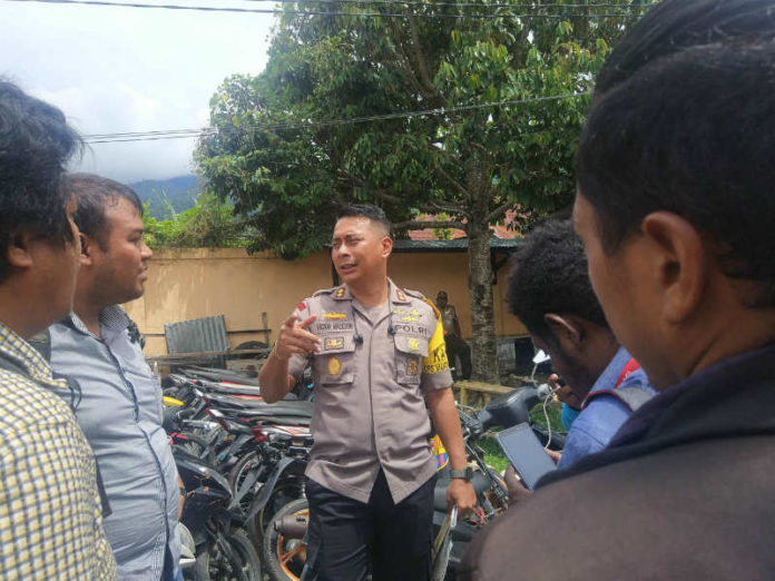 Caption : Kapolres Jayapura, Victor Dean Mackbon, saat memberikan keterangan pers di halaman Mapolres Jayapura, Kamis (29/11/2018) siang. Foto : Tinus Yigibalom/PapuaSatu.com
