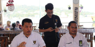 Caption : Mantan Manager Comm & CSR MOR VIII PT. Pertamina (Persero), Eko Kristiawan (Kiri) didamping Managejer yang baru, Brasto Galih Nugroho, saat silahturami dengan awak media di B-One resto, Kamis (29/11/2018). Foto : Ayu Vhino : PapuaSatu.com