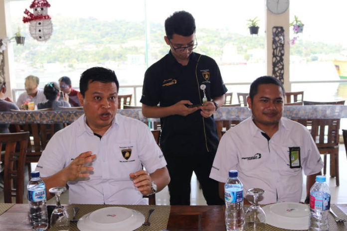 Caption : Mantan Manager Comm & CSR MOR VIII PT. Pertamina (Persero), Eko Kristiawan (Kiri) didamping Managejer yang baru, Brasto Galih Nugroho, saat silahturami dengan awak media di B-One resto, Kamis (29/11/2018). Foto : Ayu Vhino : PapuaSatu.com Caption : Mantan Manager Comm & CSR MOR VIII PT. Pertamina (Persero), Eko Kristiawan (Kiri) didamping Managejer yang baru, Brasto Galih Nugroho, saat silahturami dengan awak media di B-One resto, Kamis (29/11/2018). Foto : Ayu Vhino : PapuaSatu.com