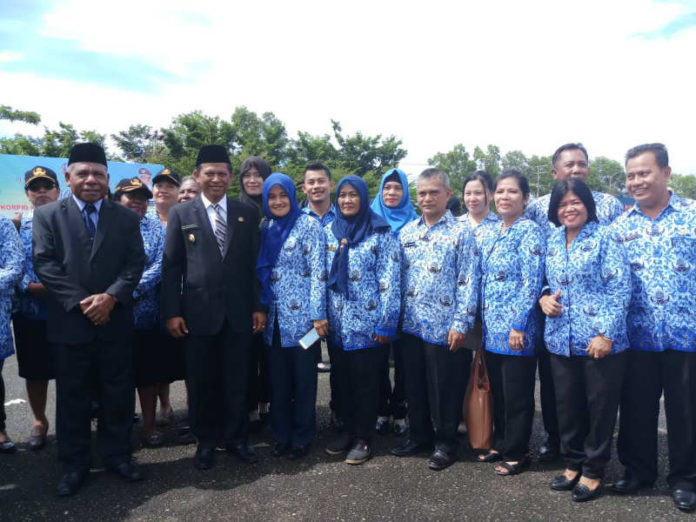 Caption : Bupati Jayapura, Mathius Awoitauw, SE, M.Si di dampingi Wakil Bupati Jayapura, Giri Wijayantoro saat foto bersama ASN di lingkup Pemerintah Kabupaten Jayapura usai peringati upacara HUT Korpri ke-47 di Lapangan Upacara Gunung Merah Sentani, Kamis (29/11/2018) siang. Foto : Ist/PapuaSatu.com