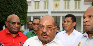 Caption : Gubernur Provinsi Papua, Lukas Enembe, S.IP.,MH, saat memberikan keterangan pers di halaman Istana Merdeka, Jakarta Kamis (29/11/2018)