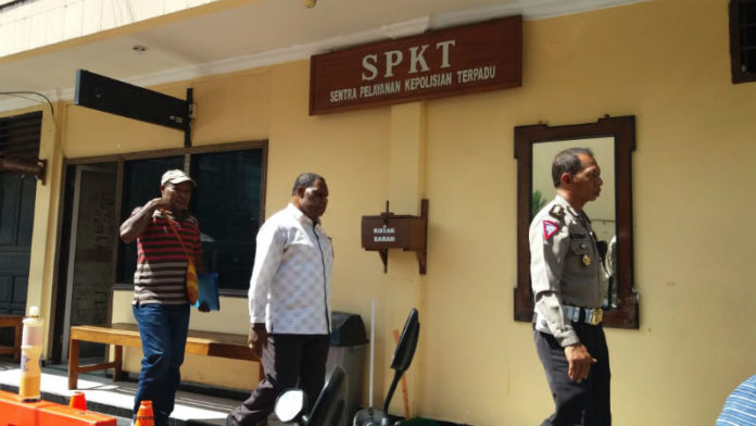 Caption : Wakil Bupati Kabupaten Mamberamo Tengah Yonas Keneak, saat melapor ke Polda Papua, Senin (05/11/2018). Caption : Wakil Bupati Kabupaten Mamberamo Tengah Yonas Keneak, saat melapor ke Polda Papua, Senin (05/11/2018).