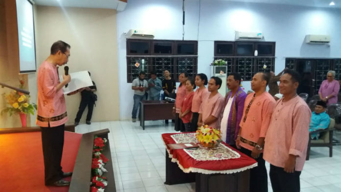 Caption : Ketua IKEMAL Kota Jayapura, Bob Pattipawae, saat melantik pengurus IKEMAL Distrik Abepura, Sabtu (03/11/2018). Caption : Ketua IKEMAL Kota Jayapura, Bob Pattipawae, saat melantik pengurus IKEMAL Distrik Abepura, Sabtu (03/11/2018).
