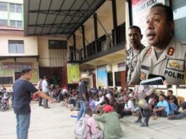 Ratusan anggota dan simpatisan KNPB saat didata oleh aparat Polres Jayapura Kota di halaman apel Mapolres Jayapura Kota, Senin (19/11/2018). (inzet : Kapolres Jayapura Kota, AKB Gustaf R Urbinas)