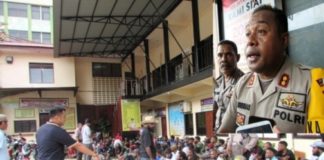 Ratusan anggota dan simpatisan KNPB saat didata oleh aparat Polres Jayapura Kota di halaman apel Mapolres Jayapura Kota, Senin (19/11/2018). (inzet : Kapolres Jayapura Kota, AKB Gustaf R Urbinas)