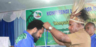 Caption : Asisten I Setda Provinsi Papua, Doren Wakerkwa saat menyematkan tanda peserta sebagai tanda dibukanya Konferensi Luar Biasa di BLKI Papua, Selasa (11/12/2018). Foto : Loy/PapuaSatu.com