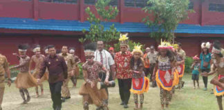 Caption : Staf Ahli Kementerian Pendidikan dan Kebudayana Pusat Dr. James Modo didampigi Bupati Keerom MUH Markum, SH.MH.MM saat melihat ruang tekhnologi SMK Negeri 1 Keerom, Selasa (16/10/2018)