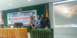 Caption : Sekda Keerom Drs. Blasius Waluyo Sejati, MM didampingi Kapolres Keerom AKBP. Muji Windi Harto dan Pabung Keerom saat menekan Tombol sebagai tanda di Lounchingnya 6 BTS Blank Sport di Kabupaten Keerom Tahun 2018, di Aula Kantor Bupati Keerom, Rabu (17/10/2010) kemarin