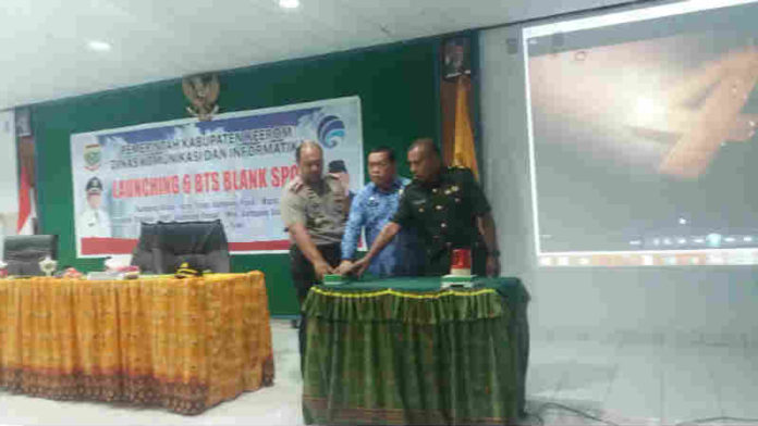 Caption : Sekda Keerom Drs. Blasius Waluyo Sejati, MM didampingi Kapolres Keerom AKBP. Muji Windi Harto dan Pabung Keerom saat menekan Tombol sebagai tanda di Lounchingnya 6 BTS Blank Sport di Kabupaten Keerom Tahun 2018, di Aula Kantor Bupati Keerom, Rabu (17/10/2010) kemarin Caption : Sekda Keerom Drs. Blasius Waluyo Sejati, MM didampingi Kapolres Keerom AKBP. Muji Windi Harto dan Pabung Keerom saat menekan Tombol sebagai tanda di Lounchingnya 6 BTS Blank Sport di Kabupaten Keerom Tahun 2018, di Aula Kantor Bupati Keerom, Rabu (17/10/2010) kemarin