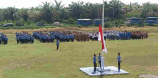 Caption : Terlihat Upacara Bendera Merah Putih pada memperigati Hari Sumpah Pemuda ke- 90 tingkat Kab Keerom dihalaman Kantor Otonom Swakarsa, Senin (29/10/2018)