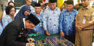Caption Foto- Bupati Keerom MUH Markum, SH.MH.MM didampingi Direktur RSUD Kwaingga dr. Eka Sueci dan Kadis Kesehatan Kab Keerom dr. Ronny Situmorang saat melihat ruangan IGD RSUD Kwaingga, Kab Keerom, Senin (29/10/2018)