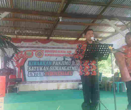 Caption : Bupati Keerom MUH Markum, SH.MH.MM saat membuka Pentas Seni Karang Taruna Kabupaten Keerom Tahun 2018 di Halaman Kantor Distrik Arso, Kamis (1/11).