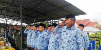 Caption : Suasana memperigati Upacara Hari Pahlawan 10 November 2018 di Lapangan Sepak Bola Swakarsa, Senin (12/11).