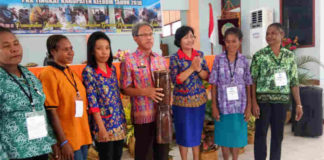 Caption : Asisten III Setda Keerom Drs. Winoto mewakili Bupati Keerom saat memukul Tifa tanda ditutupanya kegiatan Jambore Kader PKK tingkat Kab Keerom, di BLK Kab Keerom, Minggu (14/10/2018).