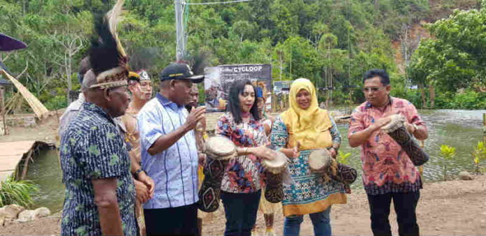 Caption : Bupati Jayapura, Mahius Awoitauw, S.E., M.Si, didampingi Staf Ahli Gubernur Papua, Ani Rumbiak, ketika menekan tombol Sirine dan menabuh Tifa sebagai tanda dibukanya Festival Cycloop 2018