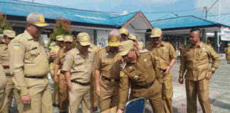 Captions : Bupati Keerom MUH Markum dan ASN Keerom saat menyumbang untuk korban Gempa bagi masyarakat Selawesi Tengah, usai mengikuti apel pagi di halaman Kantor Bupati Keerom, Senin (08/10/2018).