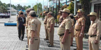 Caption : Bupati Keerom MUH Markum, SH.MH.MM bersalaman dengan pimpinan OPD usai memimpin apel pagi di halaman Kantor Bupati Keerom, Senin (5/11/2018).