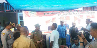 Caption : Bupati Keerom dan Kapolres Keerom saat melakukan pemantuan pelaksanaan pemiliha Kepala Kampung serentak di Kabupaten Keerom Tahun 2018, Senin (22/10/2018).