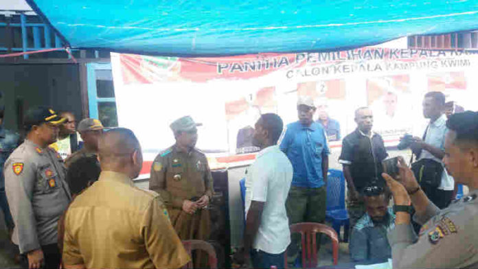 Caption : Bupati Keerom dan Kapolres Keerom saat melakukan pemantuan pelaksanaan pemiliha Kepala Kampung serentak di Kabupaten Keerom Tahun 2018, Senin (22/10/2018).