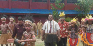 Caption : Bupati Keerom Muh Markum, SH.MH.MM bersama Staf Ahli Kementerian Pendidikan dan Kebudayaan Pusat Dr. James Modow menghadiri acara di SMK Negeri 1 Keerom
