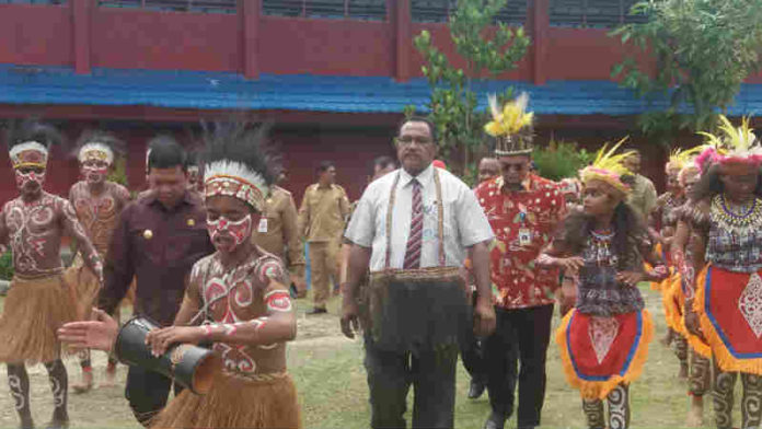 Caption : Bupati Keerom Muh Markum, SH.MH.MM bersama Staf Ahli Kementerian Pendidikan dan Kebudayaan Pusat Dr. James Modow menghadiri acara di SMK Negeri 1 Keerom