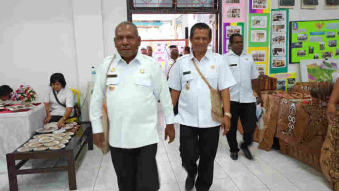 Bupati dan Wakil Bupati Jayapura ketika keluar dari tempat ibadah bersama 1 tahun kepemimpinan di Pemerintahan kabupaten Jayapura, 12 Desember 2018 Bupati dan Wakil Bupati Jayapura ketika keluar dari tempat ibadah bersama 1 tahun kepemimpinan di Pemerintahan kabupaten Jayapura, 12 Desember 2018