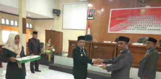 Caption : Bupati Keerom MUH Markum, SH.,MH.,MM saat menyerahkan nota pengantar Raperda tentang APBD P Tahun Anggaran 2018 kepada Ketua DPRD Keerom, Syahabuddin, di ruang sidang DPRD Keerom, Rabu (31/11/2018)