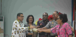 Caption : Sekda Keerom Drs. Blasius Waluyo Sejati bersama Kapolres Keerom dan masyarakat saat membuka pertemuan antara pemerintah, tokoh agama, tokoh adat dan lembaga masyarakat perempuan di Ruang Bupati Keerom, Kamis (8/11/2018).