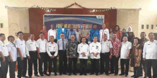 Caption : Bupati Keerom MUH Markum, SH.MH.MM saat berfoto bersama dengan Staf Ahli Menteri Kominfo RI Drs. Gun- Gun beserta para pimpinan OPD di Gedung Pramuka Swakarsa, Rabu (7/11).