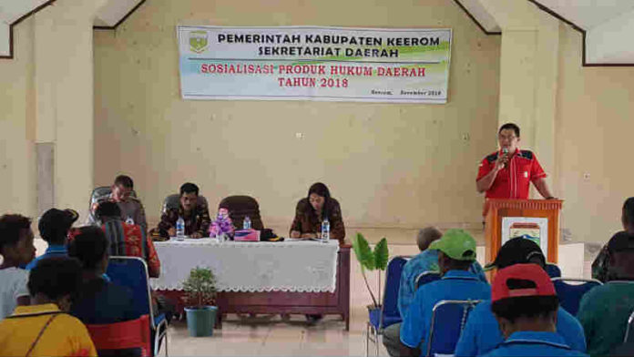 Caption : Suasana Sosialisasi produk hukum daerah tentang pengendalian dan pengawasan Minuman Beralkohol di Distrik Waris dan Senggi.