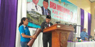 Bupati Keerom MUH Markum saat membuka kegiatan Bursa Inovasi Kampung di Gedung Pramuka Swakarsa, Senin (12/11).