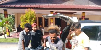 Tim Opsnal Polres Biak Numfor Ketika mengamankan salah satu pelaku pencurian genset, pada Senin 10 Desember 2018