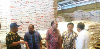 Caption : Kemendag saat melakukan pemantauan di Gudang Bulog divre Jayapura, Kamis (13/12/2018).