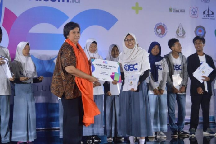 Deputy Chairman Media Group Rerie L. Moerdijat tengah menyerahkan penghargaan kepada salah satu siswa peraih beasiswa OSC Medcom.id 2018 di Balai Kartini, Jakarta Deputy Chairman Media Group Rerie L. Moerdijat tengah menyerahkan penghargaan kepada salah satu siswa peraih beasiswa OSC Medcom.id 2018 di Balai Kartini, Jakarta