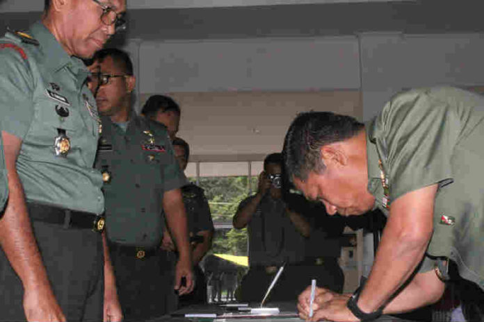 Caption : Pangdam XVII/Cenderawasih Mayjen TNI Yosua Pandit Sembiring, saat menandatangani Fakta Integritas Bebas KKN di Aula Tonny A Rompis, Kamis (13/12/2018) pagi. Foto : Loy/PapuaSatu.com