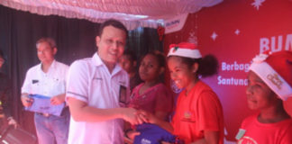 Caption : General Manager Pertamina MOR VIII, Iin Febrian selaku koordinator BUMN, saat menyerahkan santunan kepada perwakilan 17 Panti Asuhan di Kota Jayapura/kabupaten Jayapura di Panti Asuhan Polomo, Santa Bernadus Egidio Sentani, Sabtu (15/12/2018).