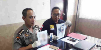 Caption : Kabid Humas Polda Papua, Kombes Pol AM Kamal didampingi Kasubdit II TIPID Perbankan, PU dan KDM Kompol. Cahyo Sukarnito, saat memberikan keterangan pers di media Center Polda Papua, Rabu (12/12/2018). Foto : Istimewah