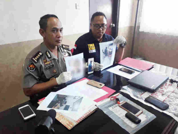 Caption : Kabid Humas Polda Papua, Kombes Pol AM Kamal didampingi Kasubdit II TIPID Perbankan, PU dan KDM Kompol. Cahyo Sukarnito, saat memberikan keterangan pers di media Center Polda Papua, Rabu (12/12/2018). Foto : Istimewah