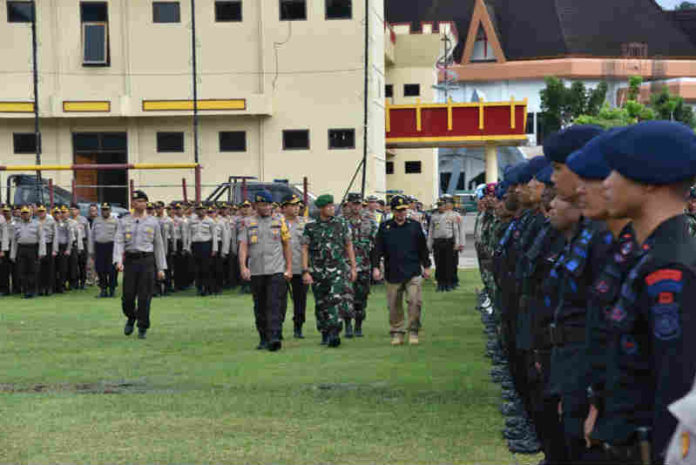 Kapolda Papua Irjen Pol Drs. Martuani Sormin, saat memimpin upacara Operasi Lilin Matoa di lapangan Mako Brimob-Kotaraja