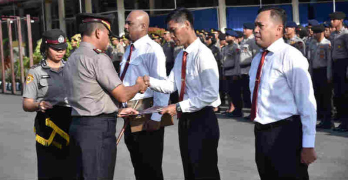 Kapolda Papua saat menyerahkan pernghargaan kepada anggota polri di lapangan upacara Mapolda Papua