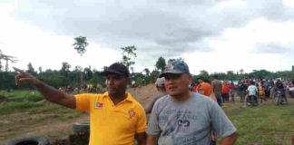 Caption : tampak ketua IMI Kabupaten Keerom Alimuddin didampingi pengurus IMI Keerom saat menunjukkan kesiapan perlombaan Grasstrack Kejurda Bupati Cap ke- III Tahun 2018 di Lapangan Kampung Yuwanaian Arso II, Minggu (28/10/2018).
