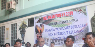 Ketua Relawan PON XX 2020, Arlbertho G Wanimbo bersama pengurus saat memberikan keterangan pers di Kotaraja