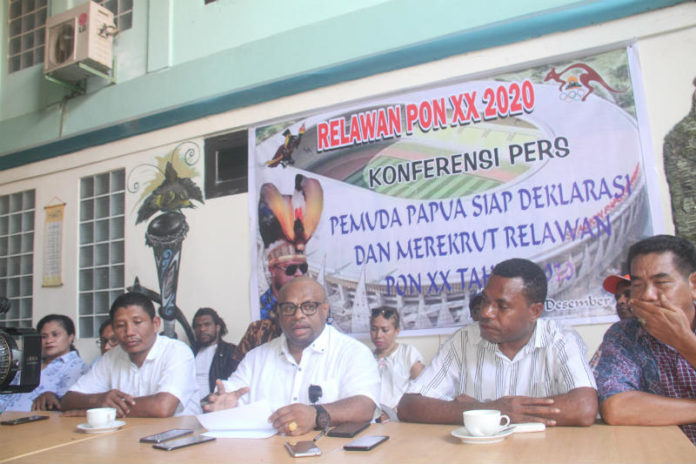 Ketua Relawan PON XX 2020, Arlbertho G Wanimbo bersama pengurus saat memberikan keterangan pers di Kotaraja