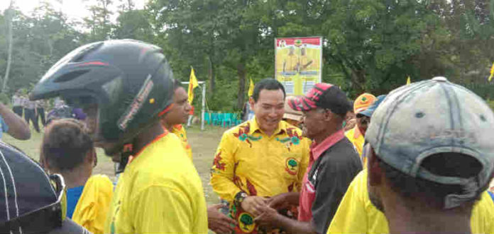 Caption : Ketua Umum Partai Berkarya Tommy Seharto saat disambut masyarakat Supiori dalam kunjungan, pada Sabtu (15/12/2018). Foto : Vhiona Sihasale/PapuaSatu.com