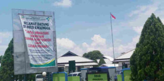 Caption : Terlihat Spanduk yang dipasang di depan RSUD Kwaingga Kab Keerom tentang Kawasan Tanpa Asap Rokok dan Ludah Pinang di RSUD Kwaingga