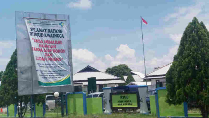 Caption : Terlihat Spanduk yang dipasang di depan RSUD Kwaingga Kab Keerom tentang Kawasan Tanpa Asap Rokok dan Ludah Pinang di RSUD Kwaingga