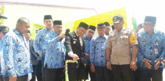 Caption : Bupati Keerom Muh Markum, SH.MH.MM saat melaunching Air Bersih di Keerom, dengan membuka kerang air di depan ruang IGD RSUD Kwaingga, Kab Keerom, Senin (29/10/2018).